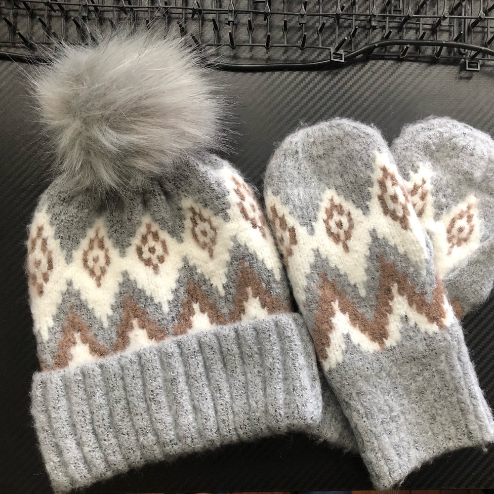 Knitted hat & gloves set